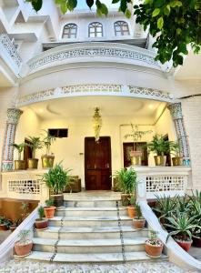瓦拉纳西斯里象头神宫住宿加早餐旅馆的一座拥有楼梯和盆栽植物的建筑