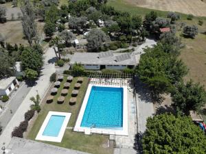 奥尔希瓦奥吉瓦露营酒店的游泳池的顶部景色