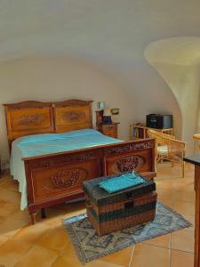 切尔沃Casa del 1400 nell'antico Borgo di Cervo的卧室配有一张床和一个篮子,位于地板上