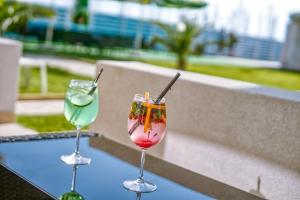 北马马亚-讷沃达里Sammos Beach Resort的桌子上放两杯葡萄酒