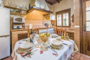 蒙地卡罗El Manantial的厨房配有一张桌子,上面放着一碗水果