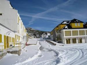 科维良Serra da Estrela Guest House的一座有建筑物的小镇上一条有雪覆盖的街道