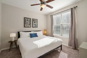 达拉斯Kasa Highland Park Dallas的一间卧室配有一张床和吊扇