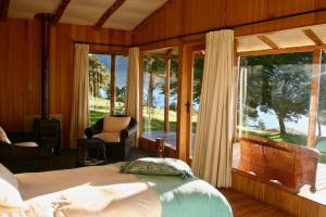 瓜达尔港Lodge El Mirador De Guadal的一间卧室设有一张床和一个大窗户