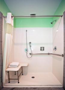 圣克鲁兹国家9号汽车旅馆的浴室内配有淋浴和长凳