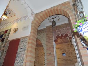 塞维利亚Casa Marhaba - Welcome的墙上瓷砖的建筑拱门