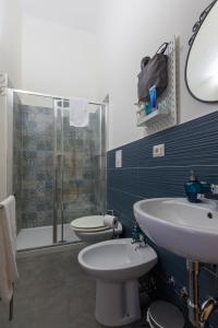 萨莱诺Sichelgaita Apartment的浴室配有卫生间、盥洗盆和淋浴。
