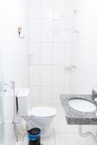 Resende CostaPousada DDB的白色的浴室设有卫生间和水槽。