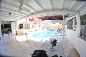 锡德赛德公寓酒店的游泳池配有桌椅、桌子和桌子