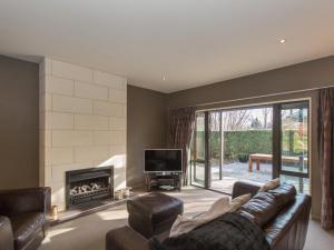 Modern Lake Haven - Wanaka Holiday Home的休息区