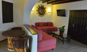 帕茨库卡罗唐瓦斯科贝斯特韦斯特优质酒店的客厅配有沙发和桌子