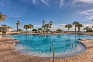 格尔夫海岸The Beach Club Resort and Spa III的一座棕榈树环绕的大型游泳池