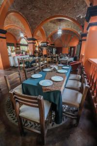 瓜纳华托侯爵庄园酒店的一间带长桌和椅子的用餐室