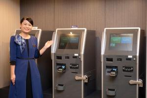 札幌札幌站前里士满酒店的站在两个阿姆机器前的女人
