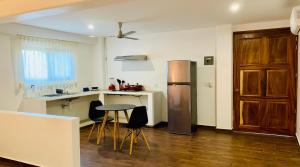 埃斯孔迪多港Casa Beu的厨房配有冰箱和桌椅