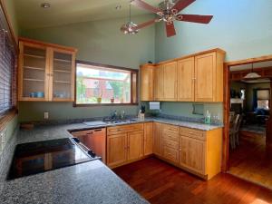 丹佛Private Room in West Highlands House的厨房配有木制橱柜和吊扇