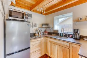 尤里卡Sequoia Cottage的厨房配有冰箱和水槽