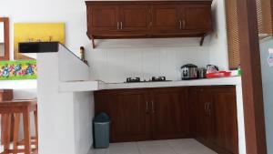 罗威那登卡里克别墅的厨房配有木制橱柜和台面
