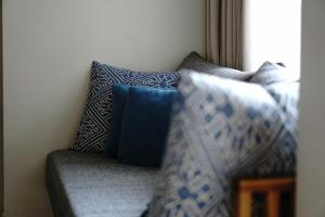 万隆Kollektiv Hotel的靠窗的沙发及枕头