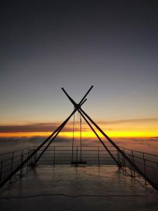 大湖乡枫叶地图 的海中风车,背景是日落