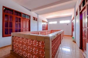 KemadangHotel Kukup Indah的一间厨房,里面装有红色的门和柜台