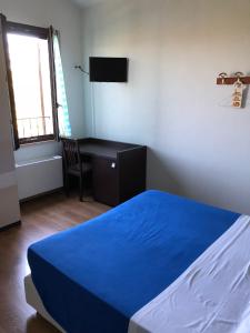 Torre San PatrizioAgriturismo Pomod’oro的一间卧室配有蓝色的床和一张书桌