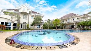 Sungailiat诺维亚精品度假酒店的大楼前的大型游泳池