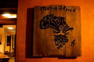 弗洛里亚诺波利斯Mama Africa Hostel的墙上一幅鸡画