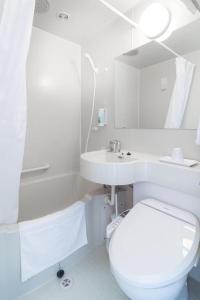 马赛东横马赛圣查尔斯酒店的白色的浴室设有卫生间和水槽。