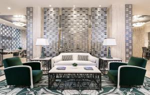 雅典卫城迪瓦尼宫殿酒店的大堂配有沙发、两把椅子和一张桌子