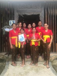 艾湄湾Amed Harmony Bungalows And Villas的一群穿着红色和黄色制服的妇女