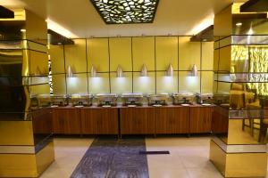 Khulna提格国际酒店的浴室设有一排盥洗盆和镜子