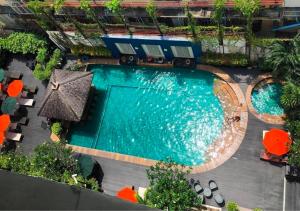 芭堤雅市中心Sunbeam Hotel Pattaya - SHA Extra Plus的享有酒店游泳池的顶部景色