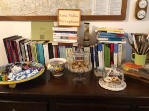 普雷托罗B&B Casa Mila'的一张桌子,上面有书和一碗食物