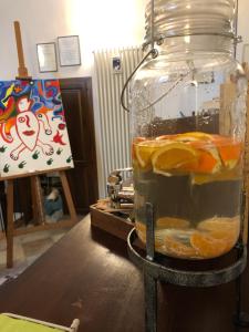 普雷托罗B&B Casa Mila'的装满水果的玻璃罐子