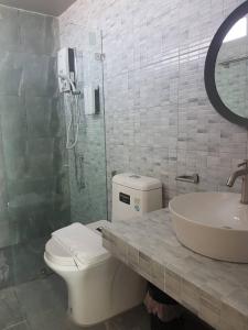 南府Mon-Dee minihotel的浴室配有卫生间、盥洗盆和淋浴。
