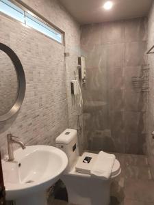 南府Mon-Dee minihotel的一间带水槽、卫生间和镜子的浴室