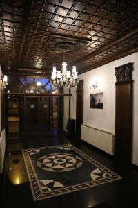 卡尔斯车提科夫酒店的大堂设有吊灯和大地毯