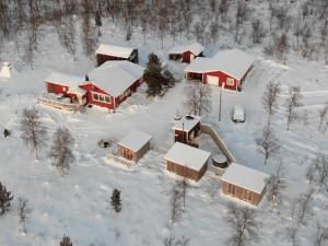 基律纳北极美食山林小屋的雪覆盖的房子的空中景色