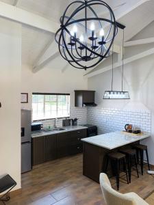 LichtenburgModern Farm的厨房配有吊灯和桌椅
