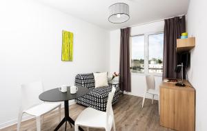 塔朗斯塔朗斯特内欧公寓式酒店的客厅配有桌子和椅子