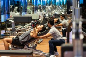 曼谷The Sukhothai Bangkok的一群人在健身房锻炼