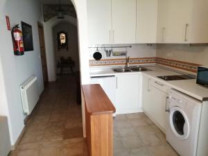 蓬托内斯Casa Rural El Perchel的厨房配有水槽和洗衣机