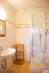 福森朝霞酒店的一间带水槽和淋浴的浴室