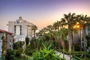 欧库卡拉Sealife Buket Resort & Beach Hotel - Ultra All Inclusive的享有棕榈树和建筑度假村的景色