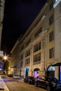 里斯本Stay Hotel Lisboa Centro Chiado的一座建筑,晚上停在前面