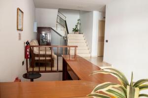 Mora la NuevaHostal Fontdemora的客厅设有楼梯、桌子和椅子