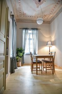 雅典Erst Guest House的一间带桌椅和天花板的用餐室