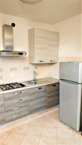 PonsoAppartamento Ciesazza的厨房配有白色冰箱和水槽