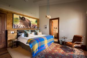 格拉罕镇Kwandwe Fort House的一间卧室,配有一张带斑马图的床铺
